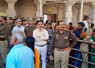 श्रद्धालुओं का सैलाब रुकने का नाम नहीं, मिर्जापुर के बड़े-बड़े आला अधिकारी भीड़ संभालने में जुटे