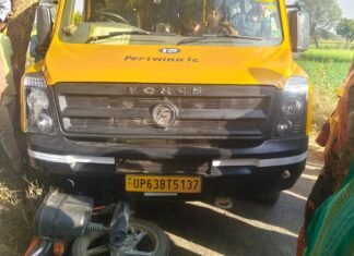 स्कूल की गाड़ी और मोटरसाइकिल की टक्कर,मोटरसाइकिल चालक अस्पताल में भर्ती, मिर्जापुर