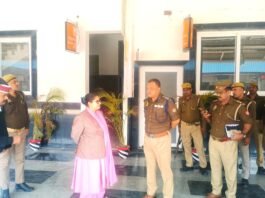 नई दिल्ली रेलवे स्टेशन पर भगदड़ के बाद मिर्जापुर में भी स्टेशनों पर जनपद के दिखे आला अधिकारी