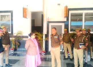 नई दिल्ली रेलवे स्टेशन पर भगदड़ के बाद मिर्जापुर में भी स्टेशनों पर जनपद के दिखे आला अधिकारी