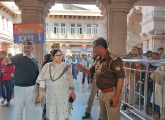 विंध्याचल में दर्शनार्थियों ने डीएम से कहा, दर्शन कराने के लिए लोग मांगते हैं पैसा