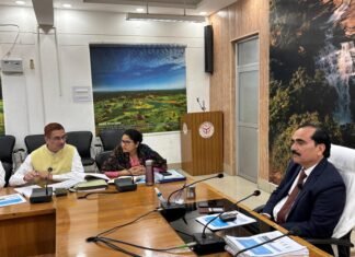 जिला कार्यक्रम अधिकारी के बैठक में अनुपस्थित रहने पर मण्डलायुक्त ने कारण बताओं नोटिस जारी करने का दिया निर्देश