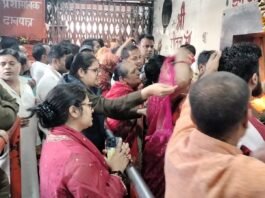 जिलाधिकारी ने स्वंय विंध्याचल पहुँचकर श्रद्धालुओं को लाइन में लगाकर करवाया मां का दर्शन