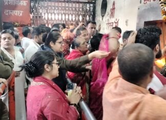 जिलाधिकारी ने स्वंय विंध्याचल पहुँचकर श्रद्धालुओं को लाइन में लगाकर करवाया मां का दर्शन