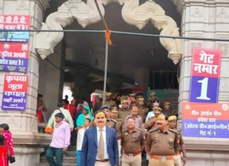 विंध्याचल में दक्षिणा लेन के चक्कर में दो पंडे आपस में हुए खून के प्यासे , 24 पुलिस कर्मियो पर गिरी गाज