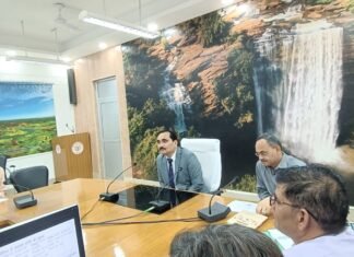 ई-आफिस के उपयोग में दक्षता बढ़ाएं और सभी विभागों में इसकी पूर्णता करें सुनिश्चित -मण्डलायुक्त