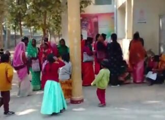 मीरजापुर में आधार कार्ड में संशोधन कराने के लिए पांच बजे भोर से लगती है लाइन