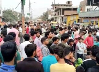 मिर्जापुर, बड़ी बसही मस्जिद के पास शव रखकर परिजन कर रहे हैं चक्का जाम
