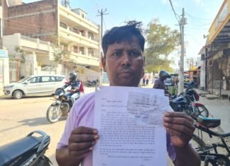8 फीट के सड़क में 5 फीट कब्जा सिर्फ 3 फीट सड़क बचा