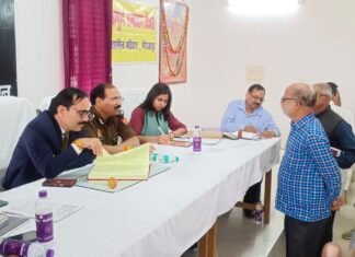 विंध्याचल मण्डलायुक्त बालकृष्ण त्रिपाठी तहसील में पहुंचकर सुनी लोगों की समस्याएं