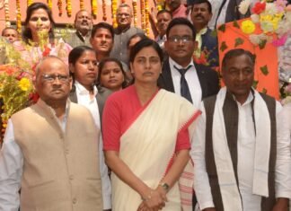अनुप्रिया पटेल ने शहीद झूरी बिंद जी की प्रतिमा पर पुष्प अर्पित कर किया शत शत नमन