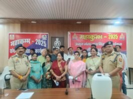 संगम का पवित्र जल पुलिस के हाथों पाने वाले लोगों के मुंह से निकला राम राज्य की परिकल्पना हो रही है साकार