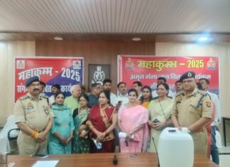 संगम का पवित्र जल पुलिस के हाथों पाने वाले लोगों के मुंह से निकला राम राज्य की परिकल्पना हो रही है साकार