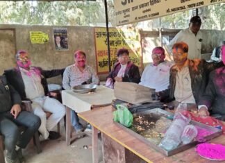 अधिवक्ताओं ने चैंबर में खेली होली ,गले मिलकर दी एक दूसरे को शुभकामनाएं – मिर्जापुर