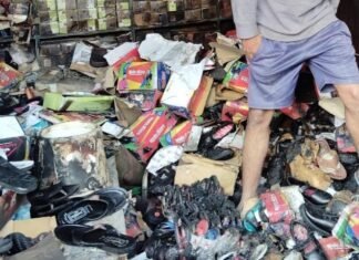 बिहसड़ा बाजार में जूता चप्पल की दुकान में लगी आग