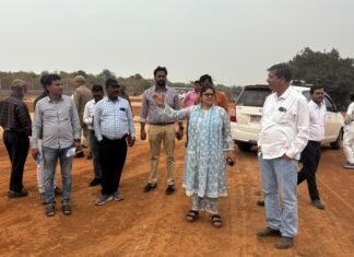 मुख्यमंत्री के वरीयता वाले कार्यक्रम में देर करने से डीएम मिर्जापुर ने प्रोजेक्ट मैनेजर को लगाई कड़ी फटकार