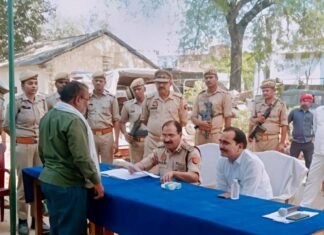 समाधान दिवस के अवसर पर मण्डलायुक्त ने पुलिस महानिरीक्षक के साथ थाना कोतवाली देहात पर फरियादियों की सुनी समस्याएं