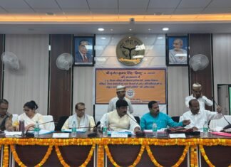 अनियमितताओं पर अंकुश लगाने हेतु विधान परिषद की समिति ने बैठक कर की समीक्षा