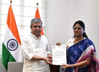 पूर्व विधायक भगवती चौधरी की मांग पर अनुप्रिया पटेल मिली अश्वनी वैष्णव से