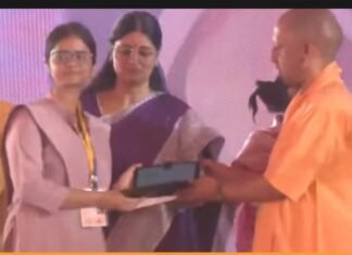 एपेक्स ट्रस्ट नर्सिंग कॉलेज के छात्र-छात्राओं को मुख्यमंत्री द्वारा निःशुल्क टैबलेट एवं स्मार्टफोन वितरित*