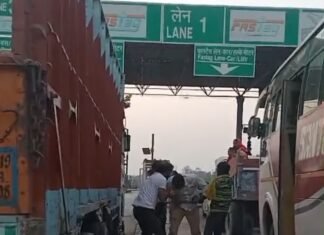 अष्टभुजा टोल प्लाजा पर टोल कर्मियों की गुंडागर्दी, ट्रक ड्राइवर और खलासी की पिटाई का वीडियो वायरल