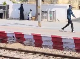 मिर्जापुर रेलवे स्टेशन पर ट्रेन से यात्रा करने को प्लेटफार्म पर चढ़ा बकरा