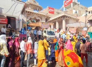 विन्ध्याचल चैत्र नवरात्र मेला में प्रातः काल से ही देवी मां के दर्शन हेतु भारी संख्या में पहुंचे श्रद्धालु