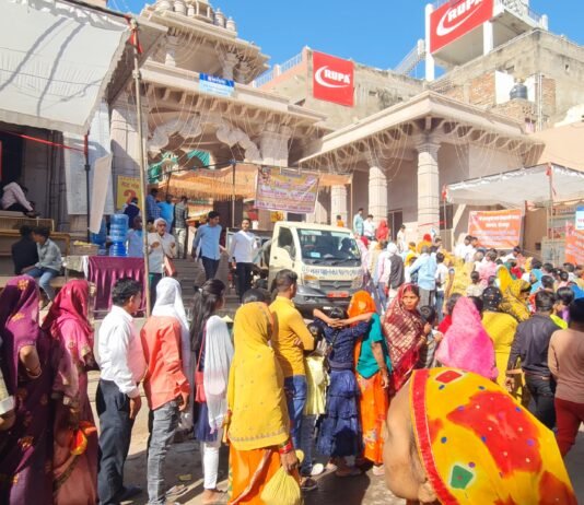 विन्ध्याचल चैत्र नवरात्र मेला में प्रातः काल से ही देवी मां के दर्शन हेतु भारी संख्या में पहुंचे श्रद्धालु