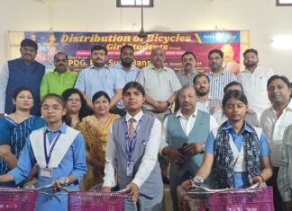 रोटरी क्लब के द्वारा बेटियों को बांटी गई साइकिल
