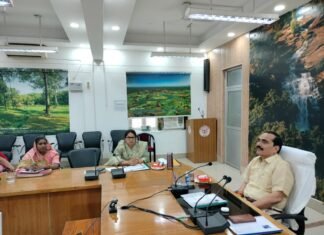 अवैध निर्माणो व एन0जी0टी0 के अन्तर्गत निर्माण पर करे प्रभावी कार्यवाही – मण्डलायुक्त