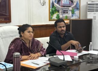 मीरजापुर जिलाधिकारी ने कहा कि ट्रैक्टर ट्रालियो पर तुरंत रेट्रो रिफ्लेक्टिव टेप लगवाया जाए