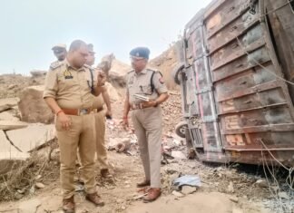 मीरजापुर में ट्रक और एंबुलेंस की भयानक टक्कर चार की दर्दनाक मौत बाकी घायल