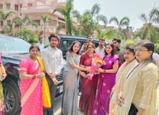 कैबिनेट मंत्री की पत्नी अभिलाषा गुप्ता का एसएन पब्लिक स्कूल की डायरेक्टर संध्या सिंह ने किया स्वागत