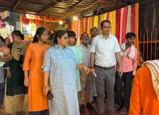 अष्टभुजा मंदिर पर अतिक्रमण कर रहे दुकानों को हटाने का जिलाधिकारी ने दिया निर्देश