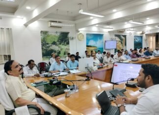 मण्डलायुक्त ने मण्डल के तीनो जनपदो में एक करोड़ से अधिक लागत की निर्माणाधीन परियोजनाओ की ली जानकारी