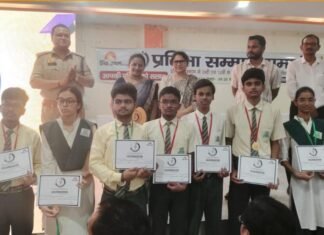 सेठ द्वारका प्रसाद बजाज स्कूल के10 मेघावी छात्रों को जिले के टॉप अधिकारियों ने किया सम्मानित