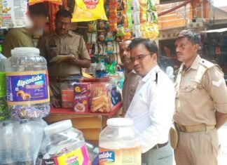 मिर्जापुर में डॉक्टर और पुलिस मिलकर धूम्रपान करने वालों से ले रहे हैं जुर्माना