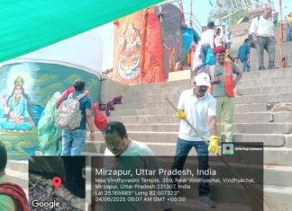 ईओ जी लाल ने गंगा घाटों की सीढ़ियों पर झाड़ू लगाकर की सफाई