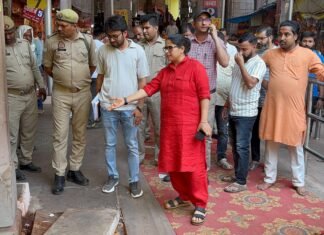 मिर्जापुर जिलाधिकारी ने दुकानदारो को दी चेतावनी