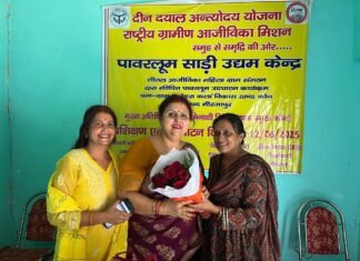 पावरलूम साड़ी उधम केंद्र मिर्जापुर का उद्घाटन कोन ब्लॉक की प्रमुख मीनाक्षी सिंह के द्वारा संपन्न