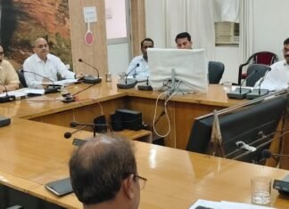 अधिशासी अधिकारी नगर पालिका राबटसगंज को चेतावनी व खण्ड विकास अधिकारी हलिया से स्पष्टीकरण की मांग