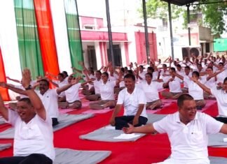 अंतर्राष्ट्रीय योग दिवस पर मिर्जापुर एसएसपी ने अधिकारियों कर्मचारियों के साथ किया योगा