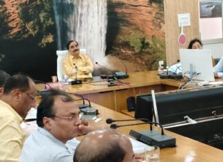 मण्डलायुक्त ने स्वास्थ्य विभाग की समीक्षा बैठक कर प्रगति के बारे में ली जानकारी