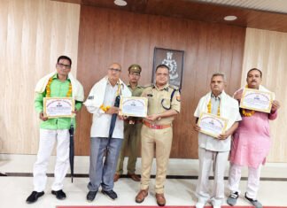 04 पुलिस कर्मियों को वरिष्ठ पुलिस अधीक्षक मीरजापुर द्वारा दी गई विदाई