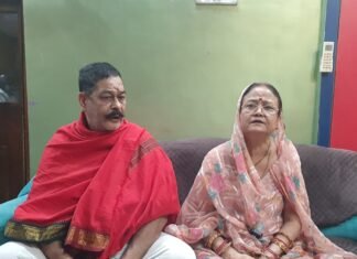 विंध्याचल गर्भ गृह में हुए मारपीट के बाद परिजनों ने एक तरफा कार्रवाई का लगाया आरोप