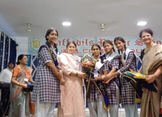 डीएम ने डैफोडिल्स पब्लिक स्कूल में अच्छा परीक्षा परिणाम लाने वालों छात्रों को किया सम्मानित