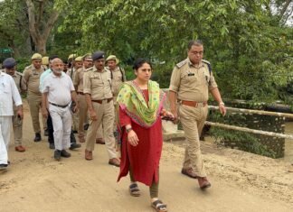 कांवड़ियों के लिए डीएम व वरिष्ठ पुलिस अधीक्षक ने धुरकर नदी पर बने मार्ग का कराया मरम्मत