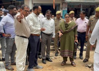 लापरवाही करने वाले जल निगम के अधिशासी अभियंता को डीएम मिर्जापुर ने लगाई फटकार