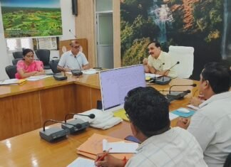 समन शुल्क लेकर आवासीय भूमि को व्यवसायिक उपयोग करने की अनुमति की चर्चा मंडलायुक्त बैठक में हुई