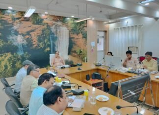 मण्डलायुक्त की अध्यक्षता में स्वास्थ्य विभाग की समीक्षा बैठक सम्पन्न
